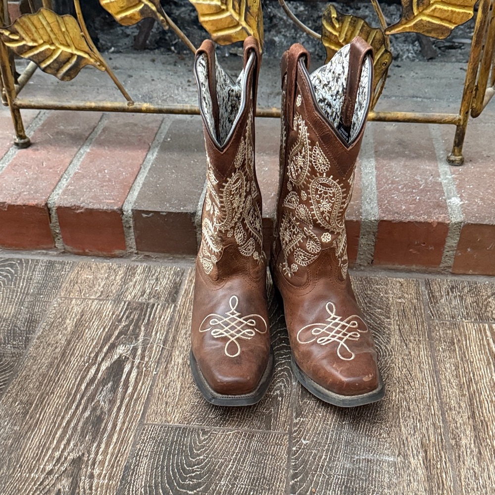 Brown Western Cowboy Boots with Embroidered Design
